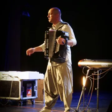 Czesław Mozil na scenie MDK w Radomsku