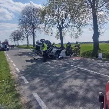 [AKTUALIZACJA] W Silniczce dachował samochód. Cztery osoby w szpitalu