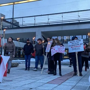 „Zjednoczeni dla Wolności” protestowali w Radomsku przeciwko rządowym obostrzeniom