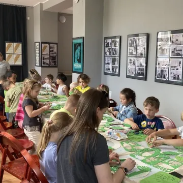Emocje i wiosna na warsztatach kartonowych w Muzeum Regionalnym w Radomsku