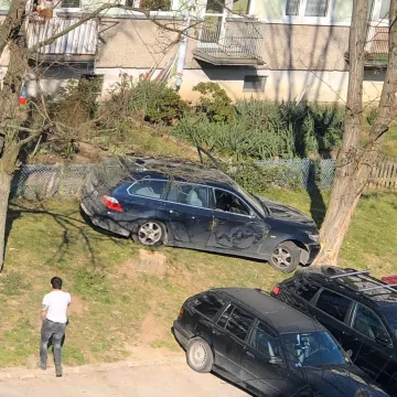 Uderzyła w dwa samochody i drzewo