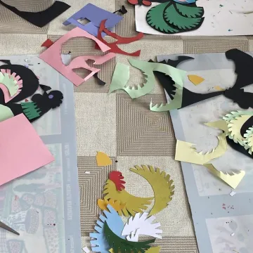 Ozdabiać każdy może. Dzieci tworzyły opoczyńskie koguciki