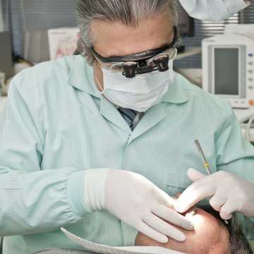 Implanty zębowe – wybawienie od problemów czy ryzyko nowych