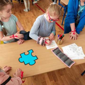 Uczniowie PSP nr 8 w Radomsku włączyli się w obchody Dnia Świadomości Autyzmu