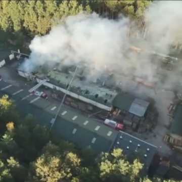 [WIDEO] Potężny pożar w Radomsku. Zakład stolarski w płomieniach