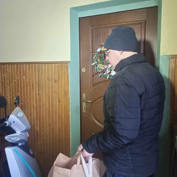 Wolontariusze z Radomska rozdają wigilijne paczki samotnym