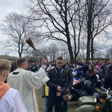 Tłumy motocyklistów i mieszkańców w Strzałkowie. Kolejna Moto Święconka za nami