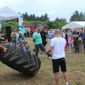 Niedośpielin z pucharem wójta
