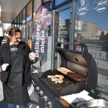 Kamieńsk z nowy centrum handlowym w centrum miasta