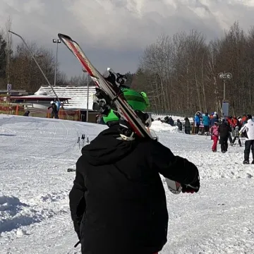 Tłumy narciarzy na Górze Kamieńsk