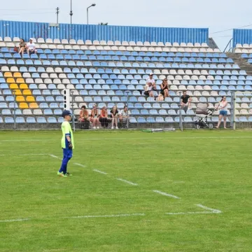 Mali piłkarze na dużej murawie