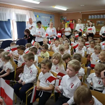 Na nowym maszcie PP4 w Radomsku powiewa już biało-czerwona flaga