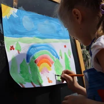 Przedszkolaki malowały w plenerze