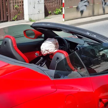 Zderzenie ferrari i mazdy w Piotrkowie Trybunalskim