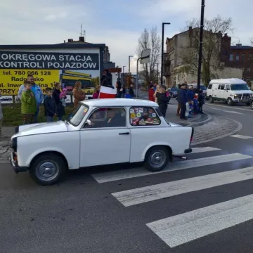 Zlot i parada zabytkowych samochodów w Święto Niepodległości w Radomsku