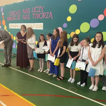 Zasłużone wakacje. Uczniowie „Jedynki” uroczyście zakończyli rok szkolny