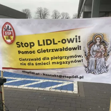 Obawy o środowisko i sanktuarium w Gietrzwałdzie. Protest przed Lidlem na ERA PARK-u