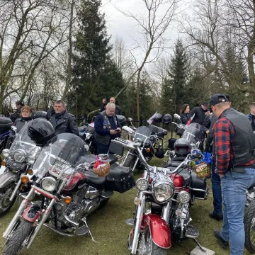 Tłumy motocyklistów i mieszkańców w Strzałkowie. Kolejna Moto Święconka za nami