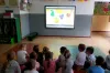 Przedszkolaki uczą się angielskiego przy pomocy tablicy interaktywnej
