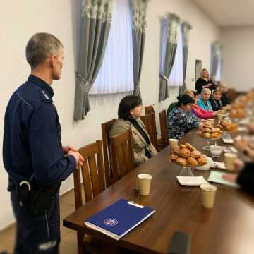 Bezpieczeństwo seniorów i ruchu drogowego. Spotkanie dzielnicowego w Ochocicach