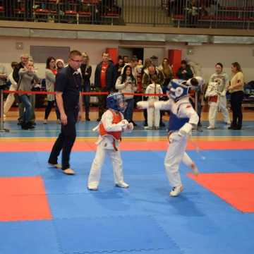 Karatecy na tatami na turnieju w Radomsku