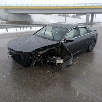 Na A1 samochód wjechał w bariery. Są utrudnienia