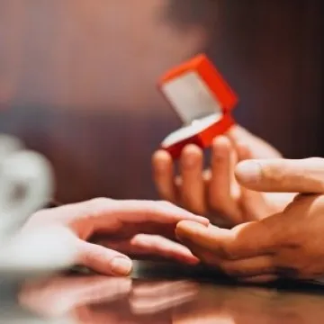 Jak wybrać idealną biżuterię zaręczynową?