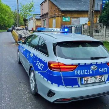 [WIDEO] Wypadek na ul. Wilsona w Radomsku. Kierowca uderzył w drzewo i dachował