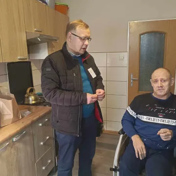 Wolontariusze z Radomska rozdają wigilijne paczki samotnym