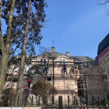 Trwa remont biblioteki w Radomsku. Zmienia się wnętrze i elewacja budynku