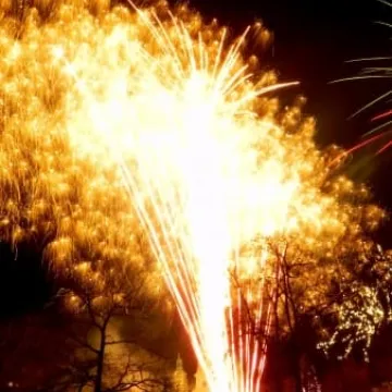 Noworoczne fajerweki na placu 3 Maja