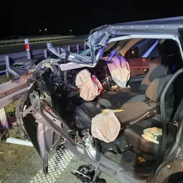 [AKTUALIZACJA] Autostrada A1. Osobówka najechała na pługopiaskarkę. Jedna osoba doznała licznych obrażeń ciała