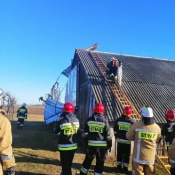 Silny wiatr poderwał blaszany garaż