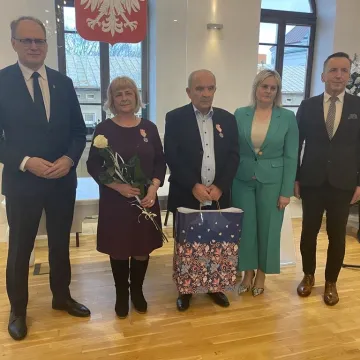 Sześć par uhonorowanych medalami za długoletnie pożycie małżeńskie