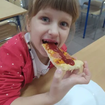 „Zerówiaki” z PSP 8 w Radomsku bawiły się na balu karnawałowym. Świętowały też dzień pizzy