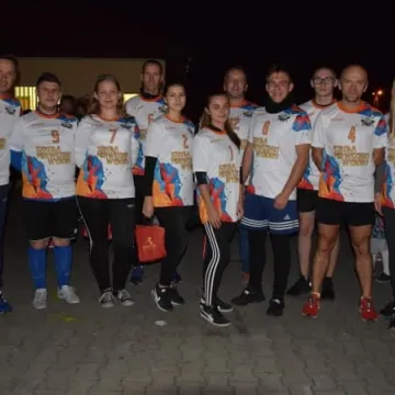 Nocne bieganie po placu targowym 