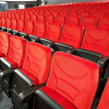 W MDK w Radomsku są już nowe fotele. Dobiegł końca remont sali widowiskowej. Kiedy otwarcie?