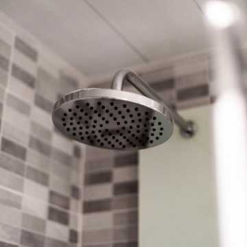 Jak usunąć kamień z płytek pod prysznicem?