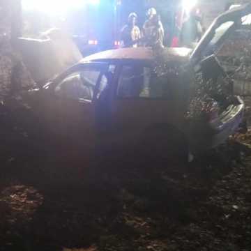 [AKTUALIZACJA] W Katarzynowie samochód uderzył w drzewo. Ranne dwie osoby. Kierowca był pijany