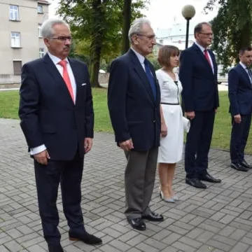 Kwiaty i pamięć w rocznicę wybuchu II Wojny Światowej