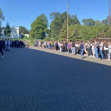 Ewakuacja ZSP 1 w Radomsku. Był pożar, strzały i osoby ranne