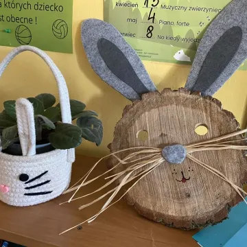 Zajączek ukrył się w PP nr 5 w Radomsku. Dzieci ruszyły na poszukiwania