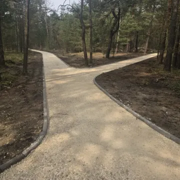 Postęp prac przy budowie tężni solankowych i ścieżek na Wrzoskach w Kamieńsku