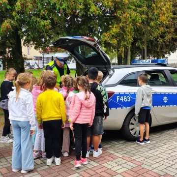 Przejście przez ulicę pod okiem policjantów. Zajęcia w PSP nr 3 w Radomsku