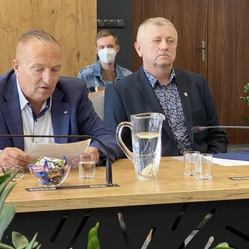 Młodzi tenisiści UMLKS Radomsko z prezentem dla prezydenta