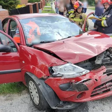 Wypadek w Kalinkach. Trzy osoby poszkodowane. Wezwano śmigłowiec LPR