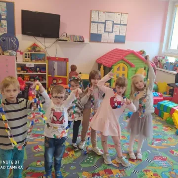 Dzieci z „zerówki” w PSP 8 robiły bożonarodzeniowe ozdoby