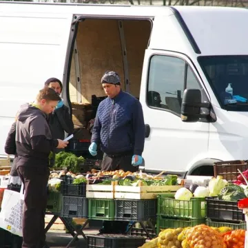 Miejskie targowisko otwarte. Policja pilnuje bezpieczeństwa sanitarnego