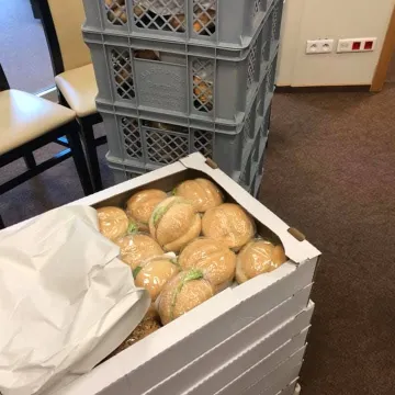 Piekarnia podarowała lekarzom pączki i kanapki