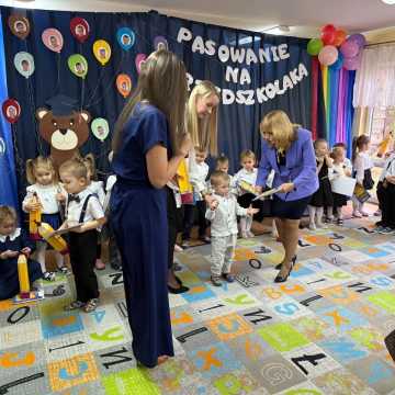 Pasowanie na przedszkolaka. Wyjątkowy dzień dla najmłodszych z przedszkola nr 4 w Radomsku